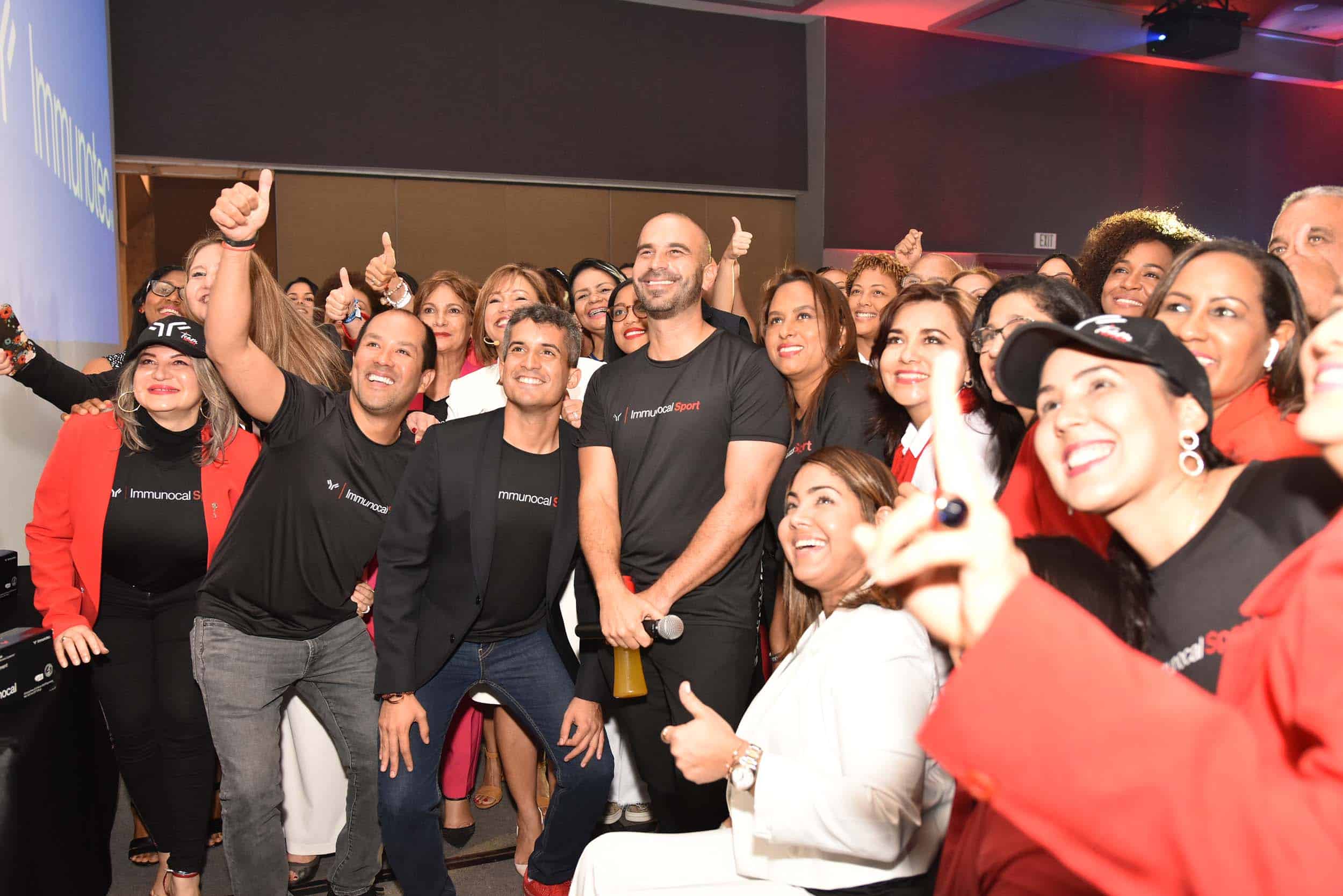 Participantes del evento junto a Mauricio Domenzain.