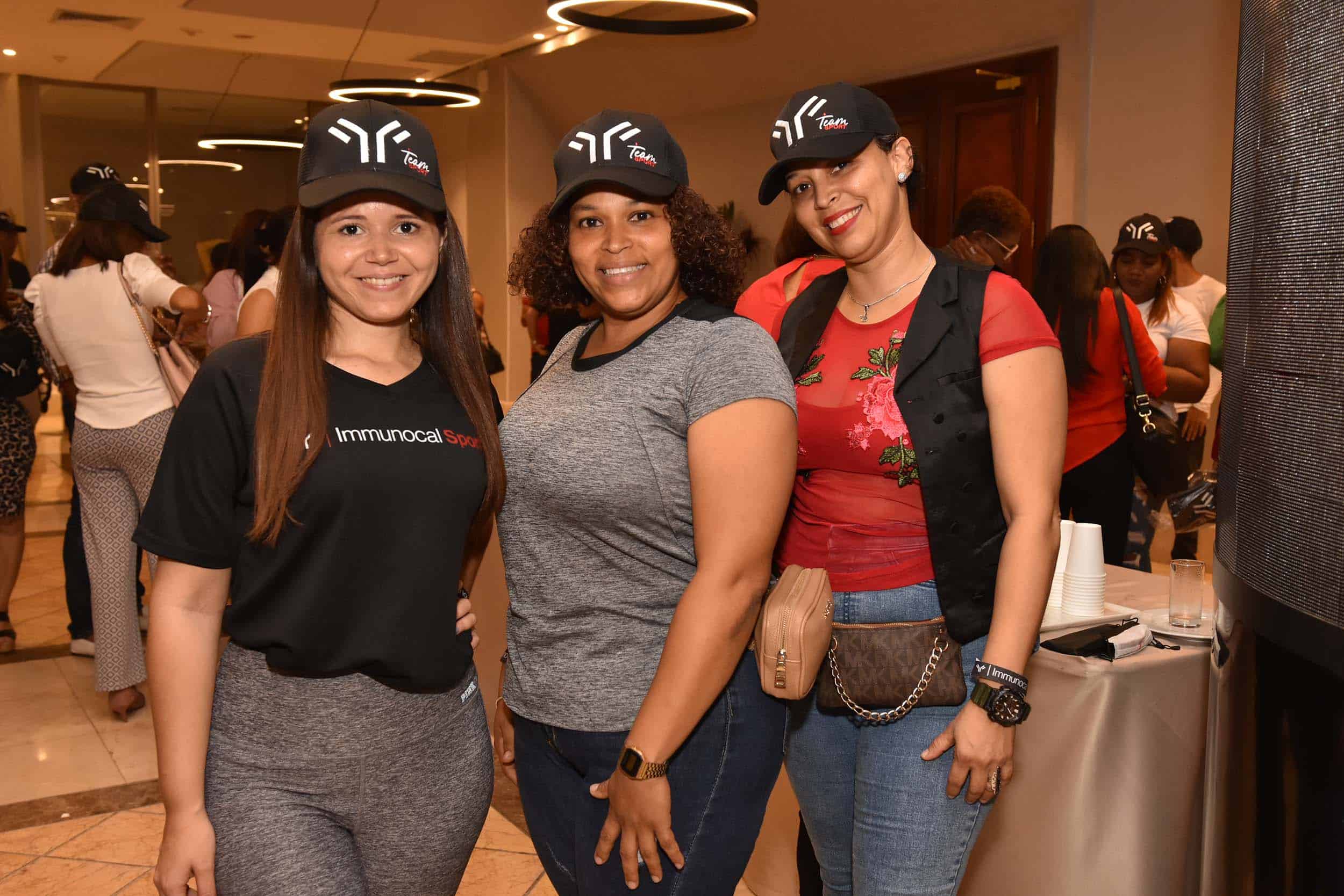 Carmen Guzmán, Keslin Espiritusanto y Oscalyn Espiritusanto.