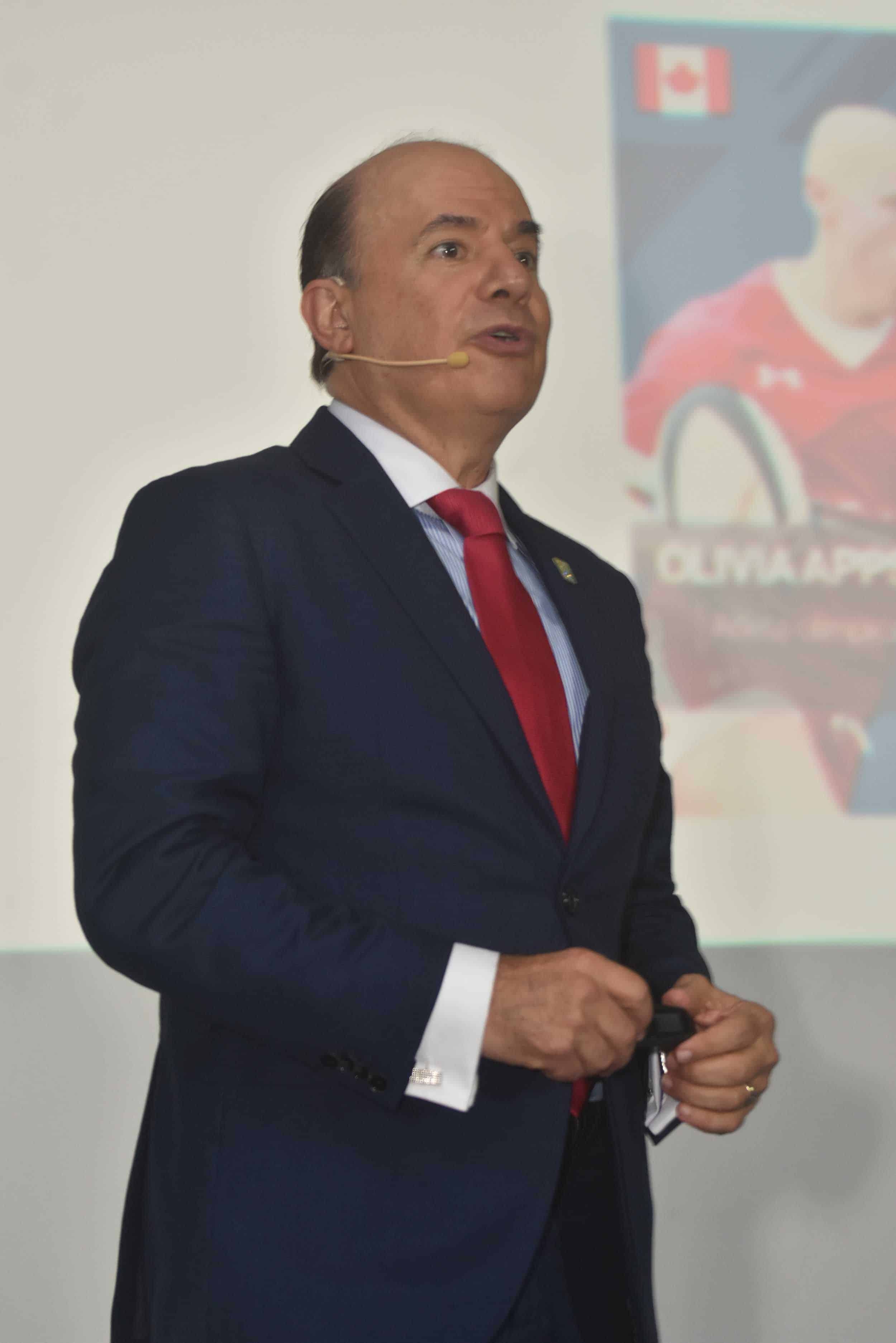 El cirujano mejicano Ricardo García Pelayo ofrece una conferencia.