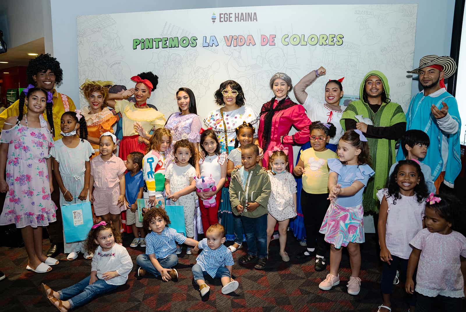 Niños y niñas presentes en la actividad comparten con los personajes de Encanto.