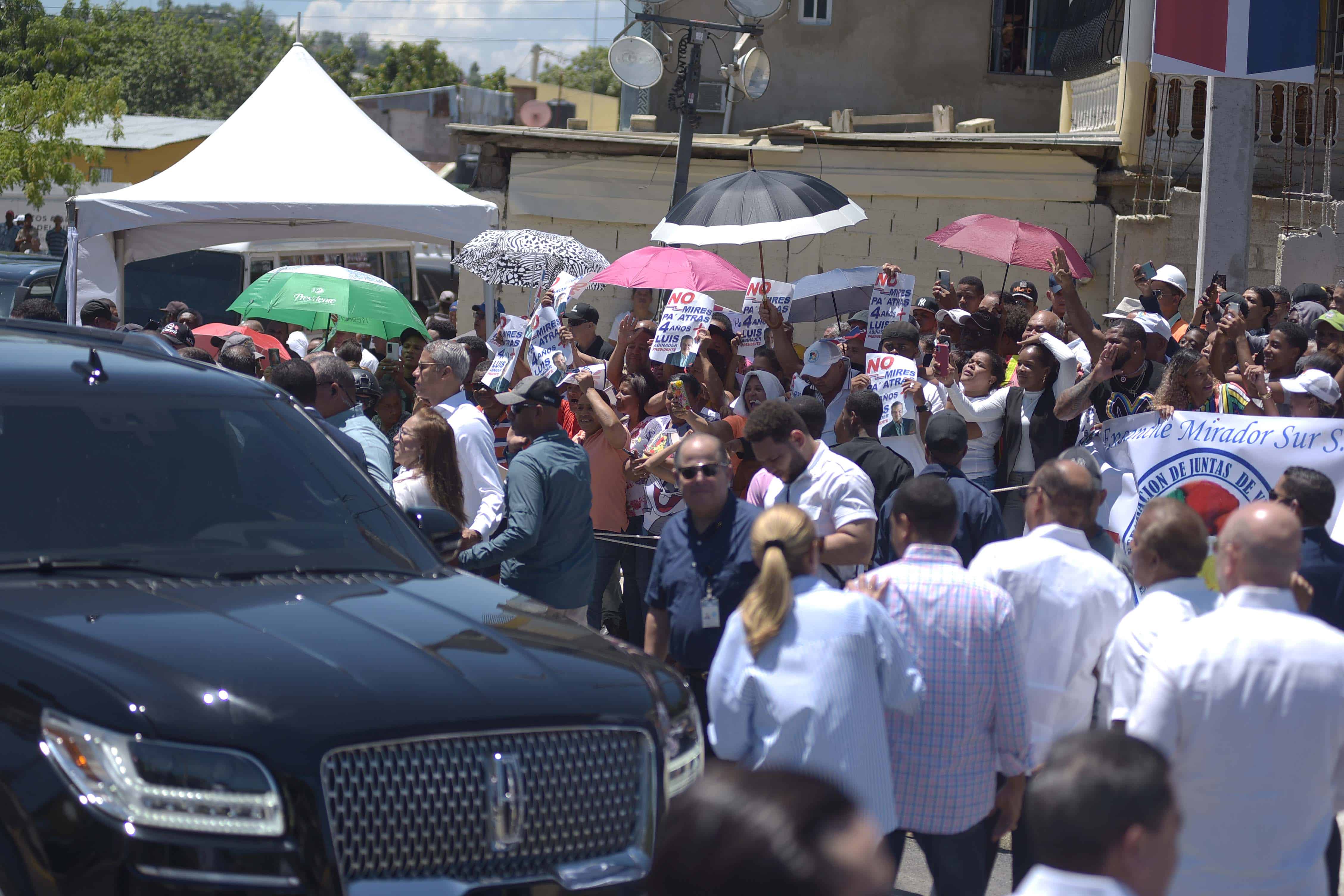 El presidente de la República, Luis Abinader, fue recibido con consignas reeleccionistas.