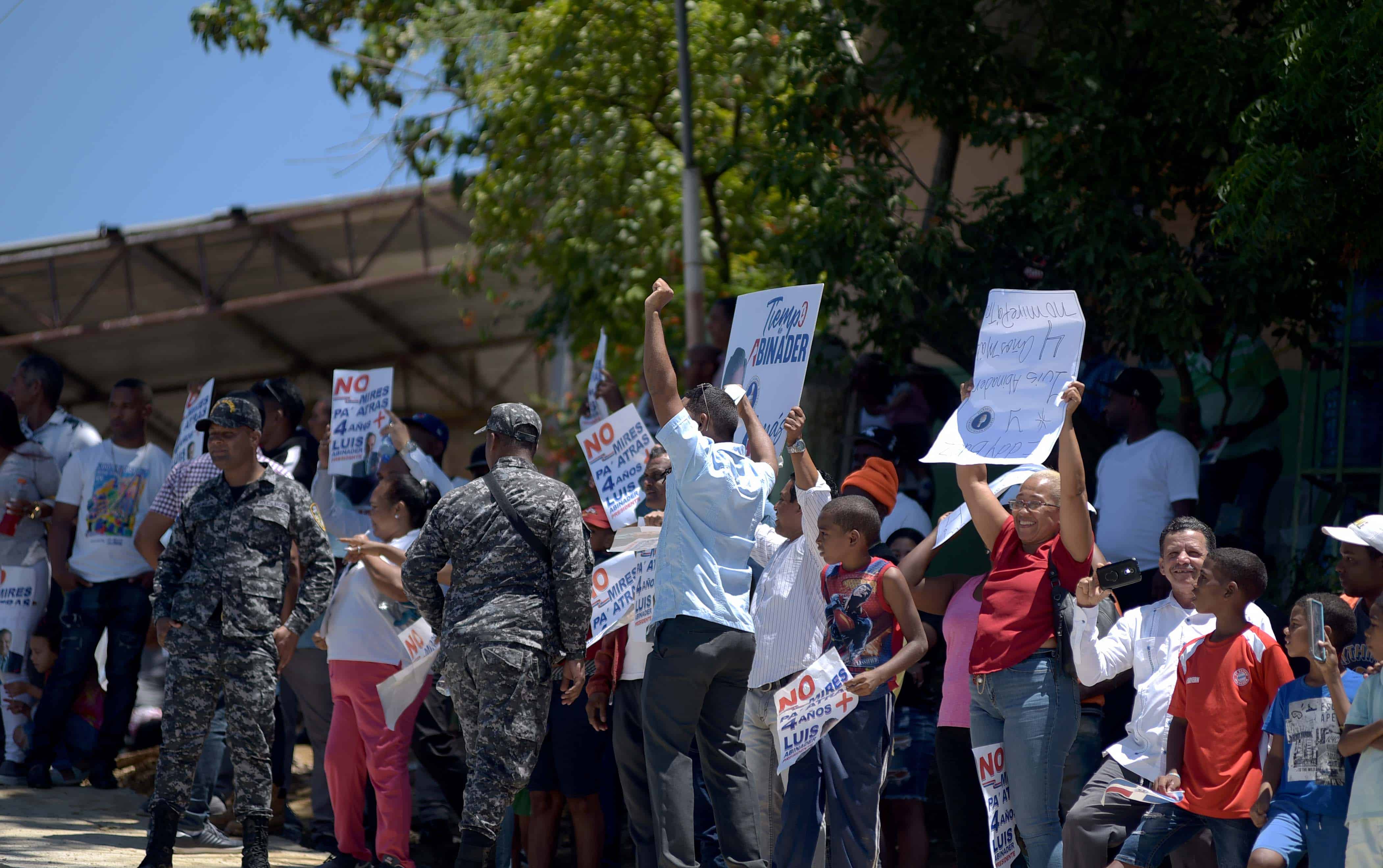 El presidente de la República, Luis Abinader, fue recibido con consignas reeleccionistas.