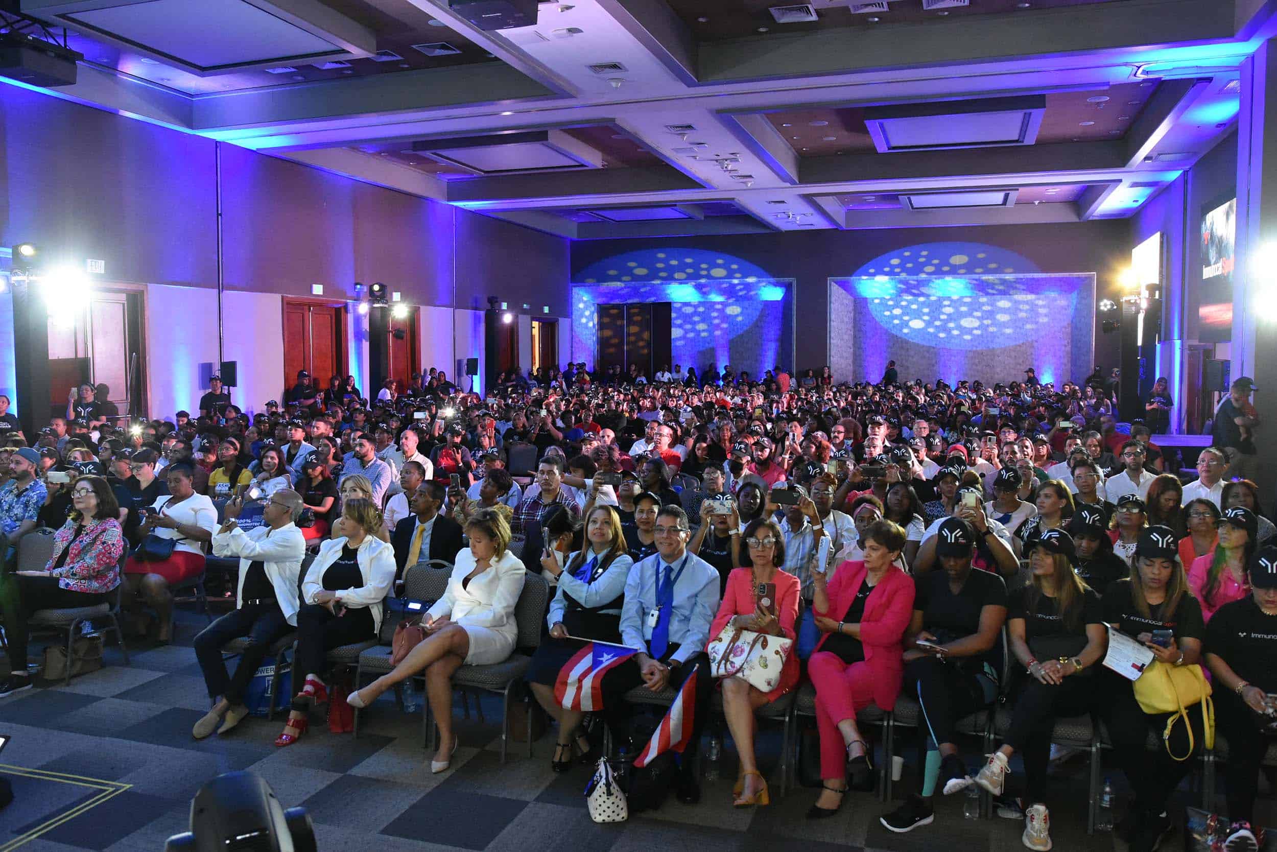 Parte del público asistente al lanzamiento del suplemento alimenticio.