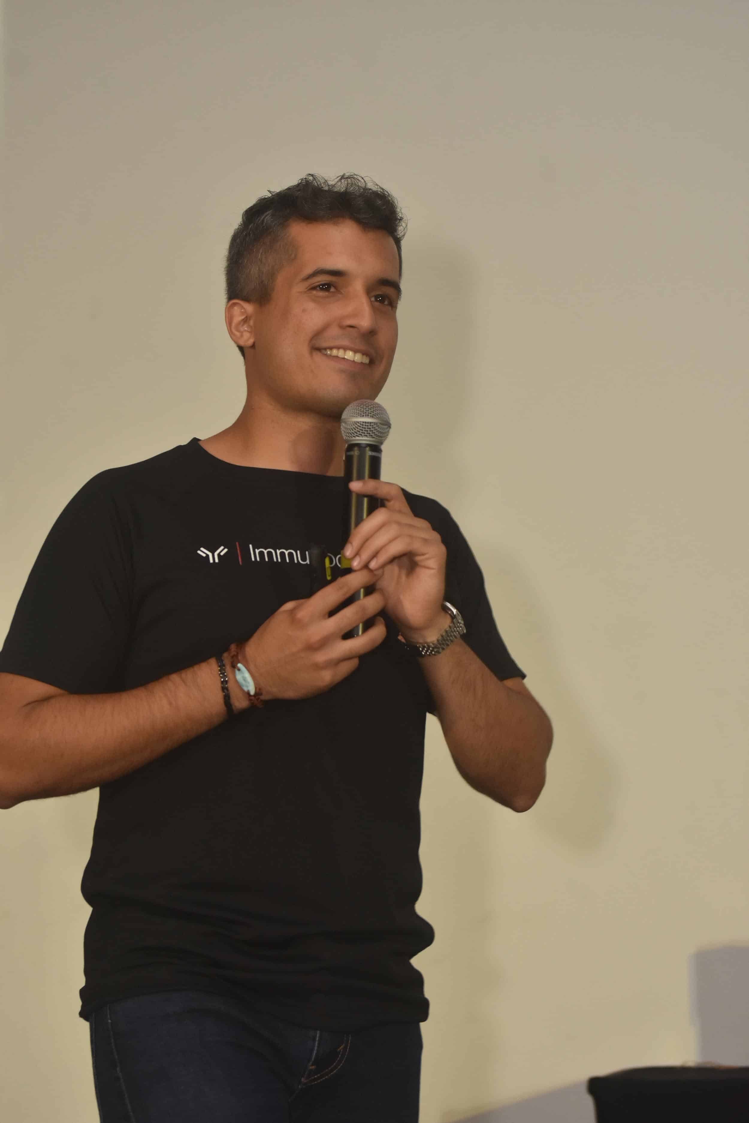 Raúl Tufik se dirige a los asistentes.