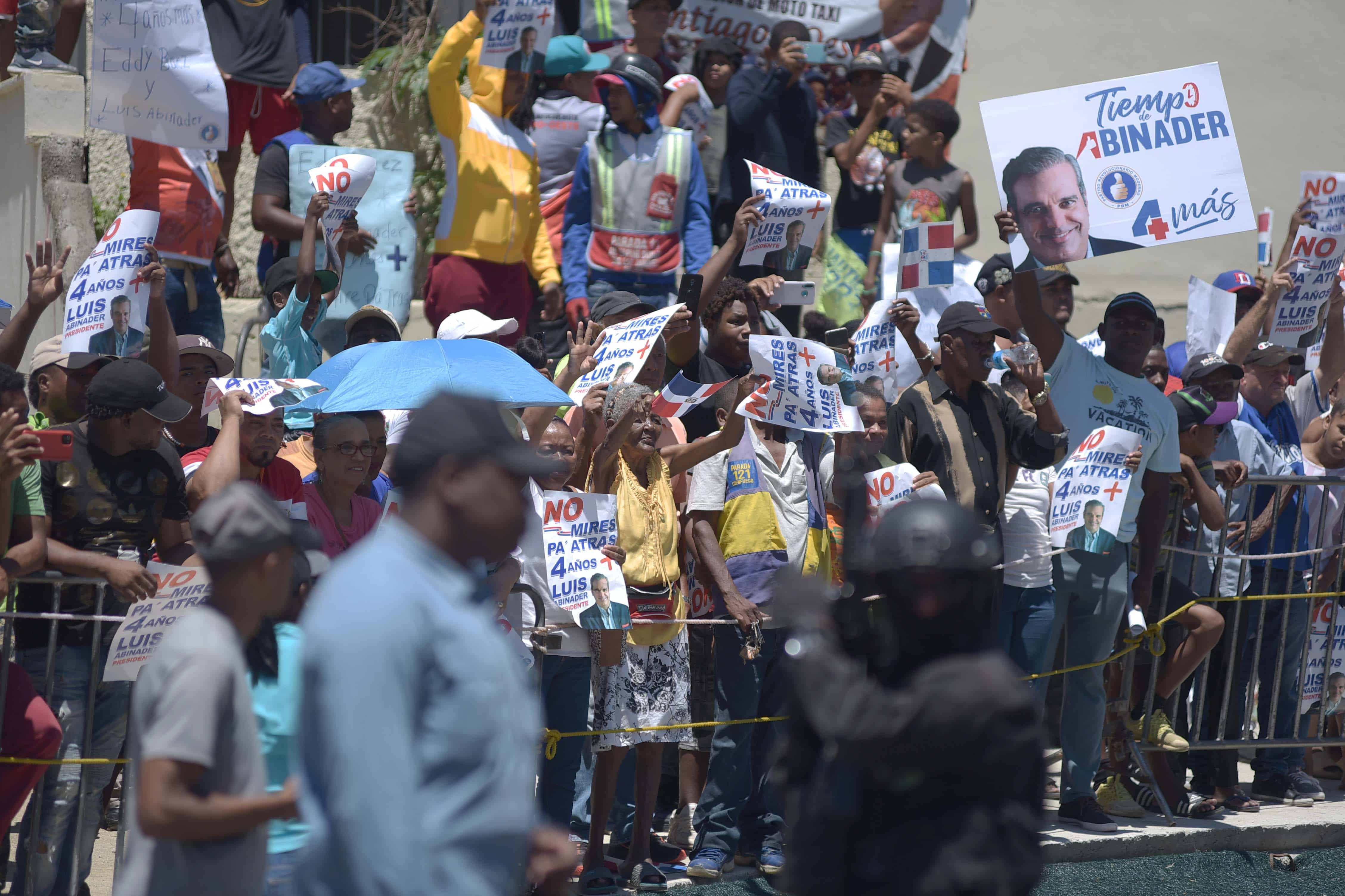 El presidente de la República, Luis Abinader, fue recibido con consignas reeleccionistas.