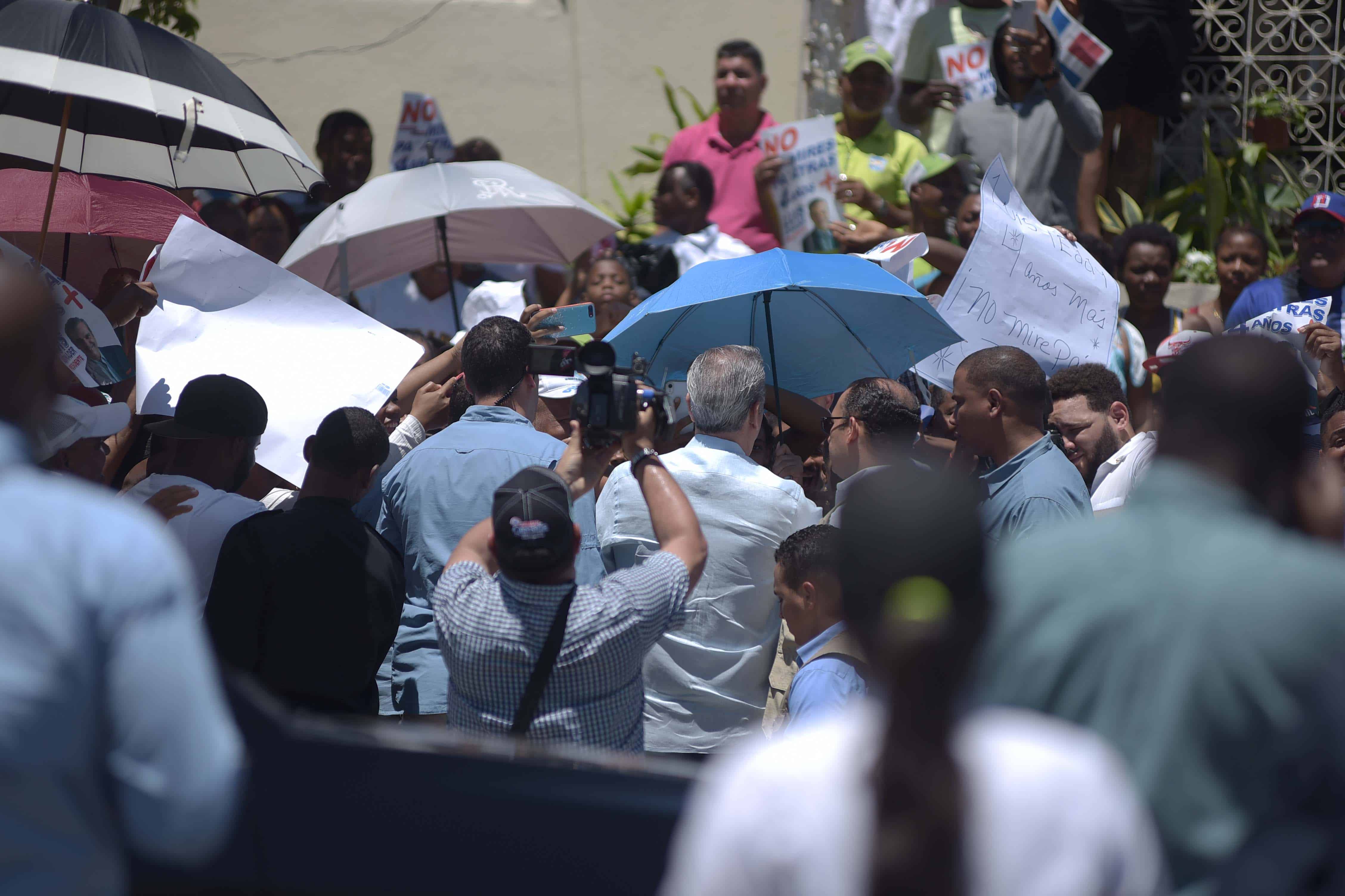 El presidente de la República, Luis Abinader, fue recibido con consignas reeleccionistas.