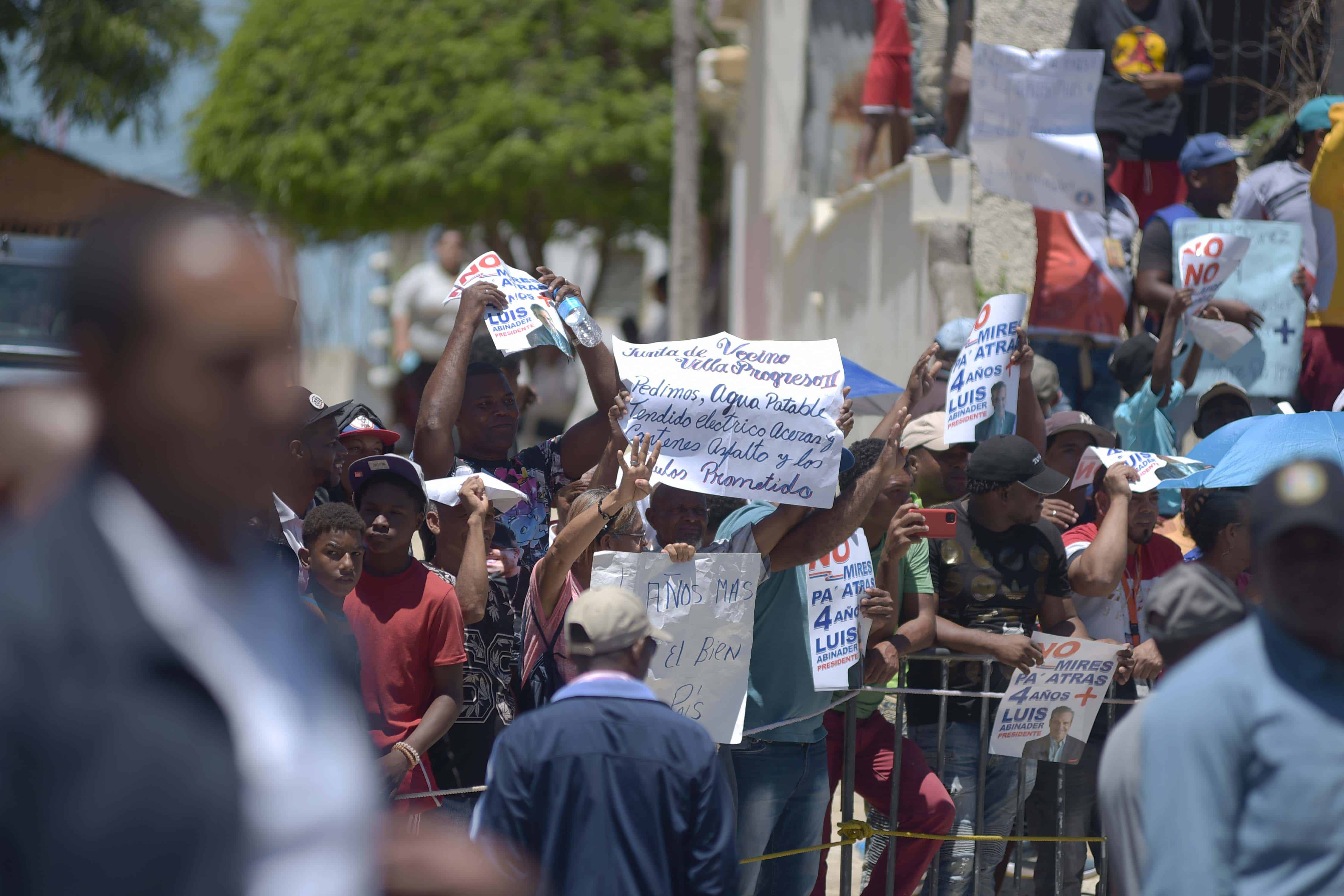 El presidente de la República, Luis Abinader, fue recibido con consignas reeleccionistas.