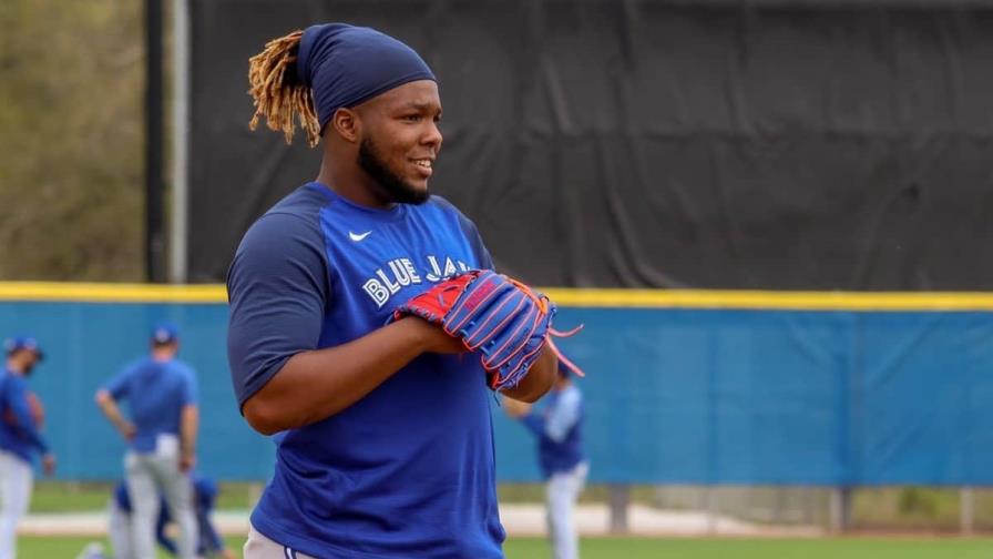 Guerrero Jr., da un giro de 180 grados en 1B y va por el Guante de Oro