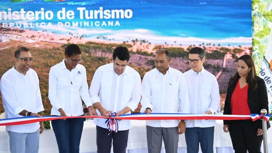 Ministerio de Turismo inaugura dos obras en la playa Macao