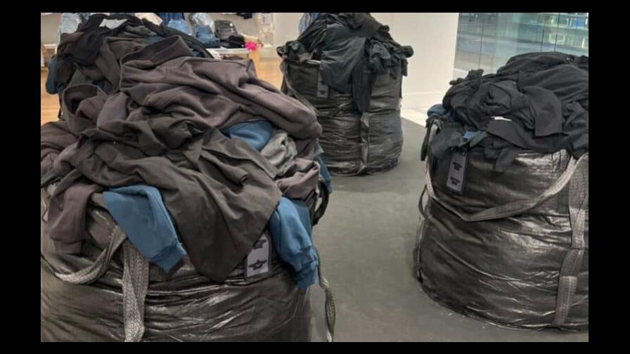 Kanye West, criticado por vender ropa de su firma en bolsas de basura
