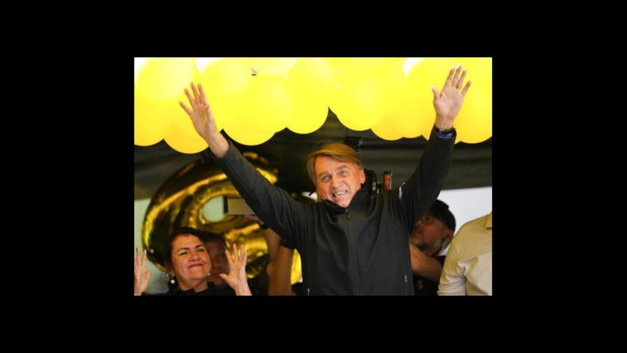 Jair Bolsonaro forcejea con detractor e intenta quitarle celular