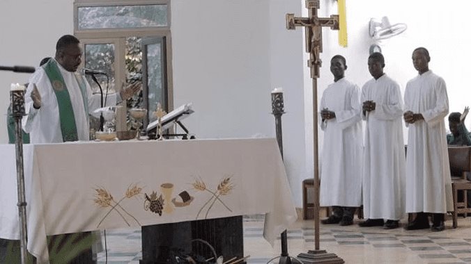 Sacerdote preso en Haití acusado de tráfico de armas