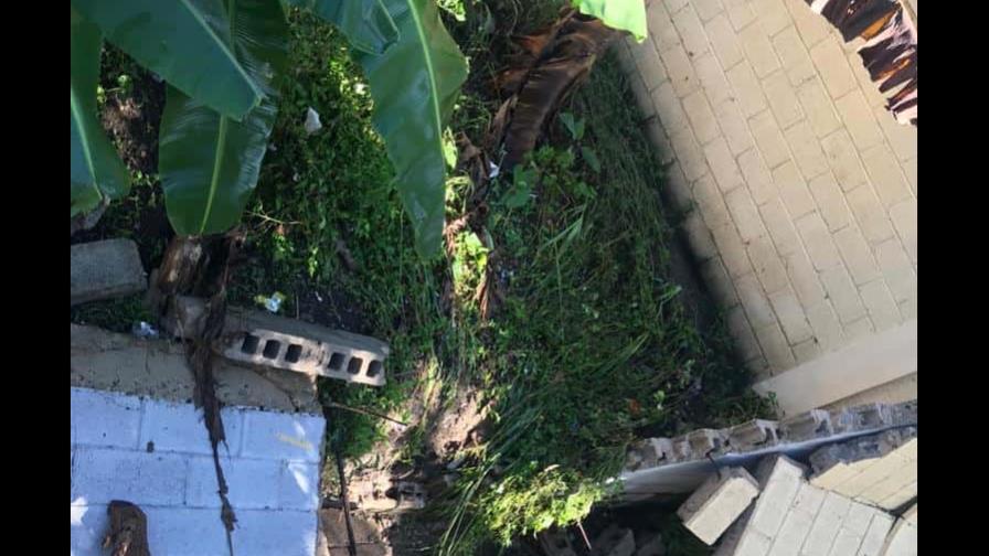 Se cae una pared en centro educativo de Santiago