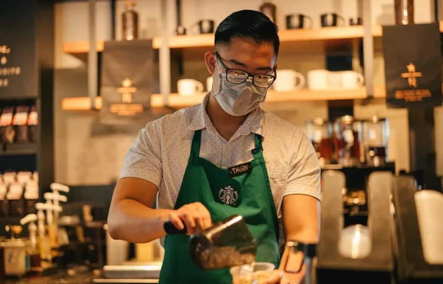 Una jueza obliga a Starbucks a readmitir a siete empleados que querían sindicarse