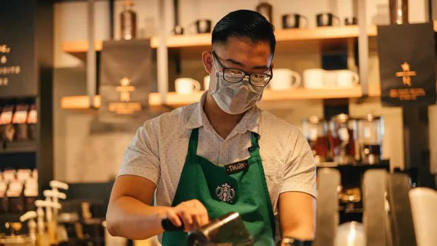 Una jueza obliga a Starbucks a readmitir a siete empleados que querían sindicarse Una jueza obliga a Starbucks a readmitir a siete empleados que querían sindicarse