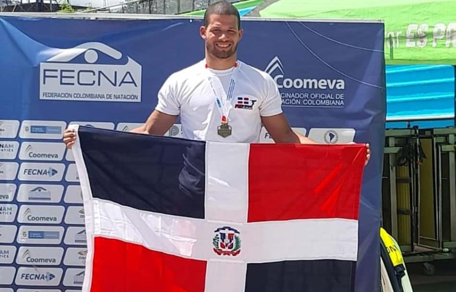 Dominicano Gómez consigue bronce en natación en Colombia