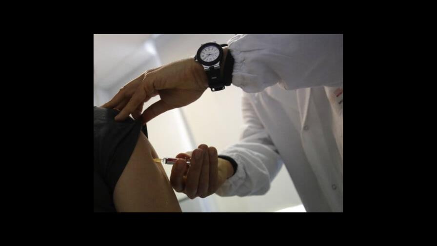 Grupo antivacunas que acosa médicos sigue activo en redes