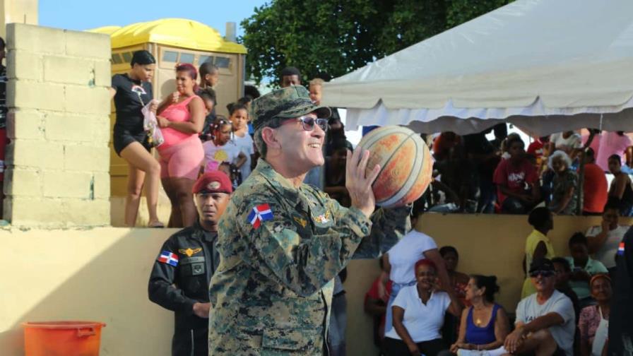 Ministro de Defensa llama a los jóvenes a practicar deportes y alejarse de los vicios
