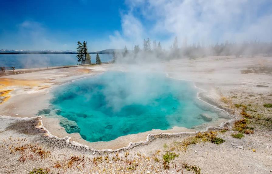 Encuentran restos humanos en aguas termales del parque de Yellowstone de EEUU