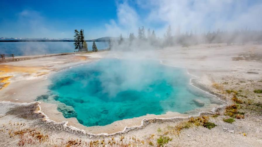 Encuentran restos humanos en aguas termales del parque de Yellowstone de EEUU