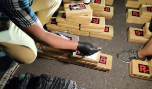 Hallan un camión que transportaba 255 kilos de cocaína en Ecuador