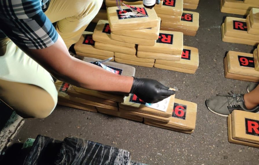 Hallan un camión que transportaba 255 kilos de cocaína en Ecuador