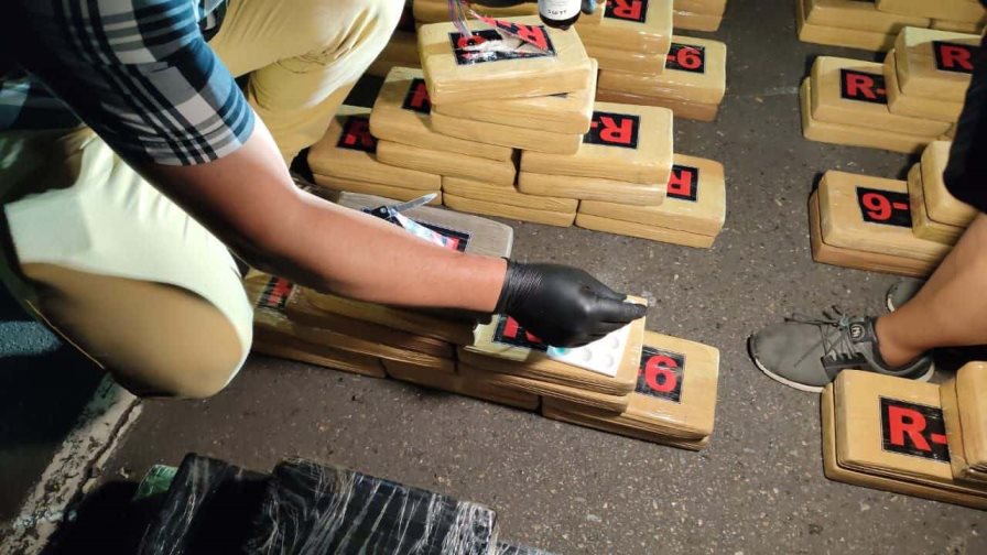 Hallan un camión que transportaba 255 kilos de cocaína en Ecuador