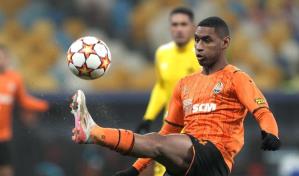 El brasileño Tetê guía a Lyon a goleada sobre Troyes en liga francesa