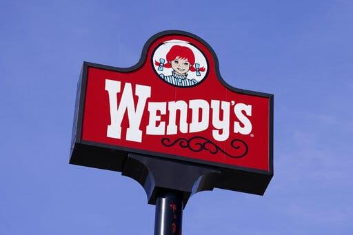 Wendy’s deja de servir lechuga ante brote de E. coli en Estados Unidos