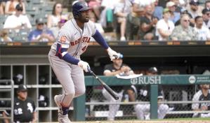 Yordan Álvarez abandonó juego con problemas respiratorios