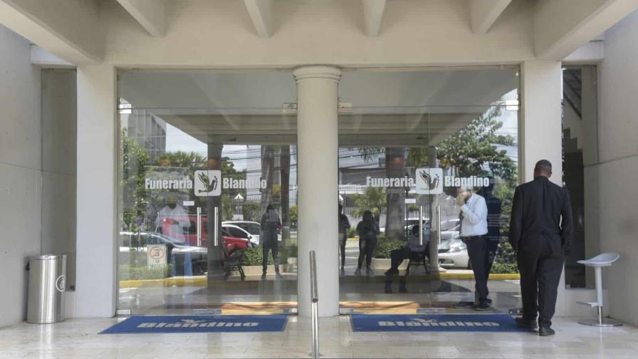 Restos de Manuel Duncan son velados en la Funeraria Blandino