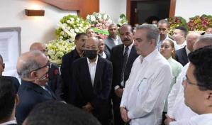 Abinader y Danilo Medina coinciden en velatorio de la madre de Temístocles Montás