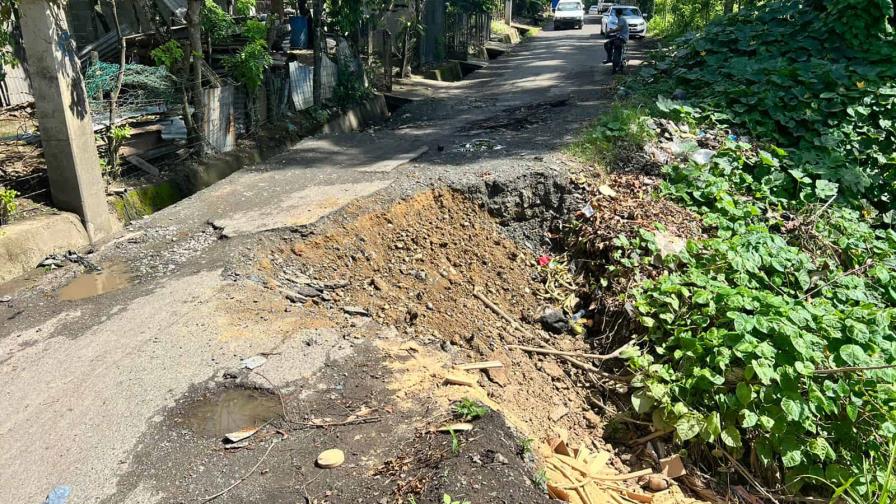 Denuncian derrumbe en sector de Moca afectaría seguridad de estudiantes al inicio del año escolar