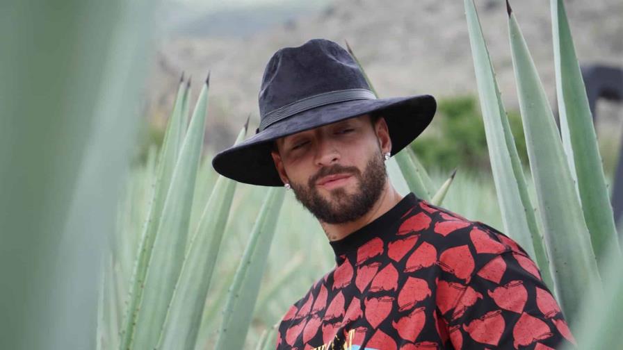 Maluma visita Oaxaca y presume su nueva marca de mezcal