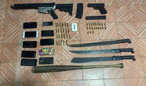 Apresan hombres por disparar con fusil y otras armas a un carro en Sabana de la Mar