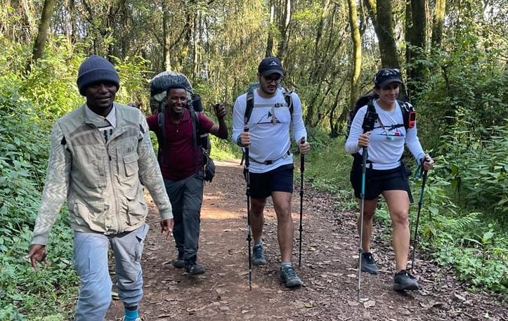 Caminando al éxito, Thais Herrera (derecha) y su hijo Yamil Aristy, junto a parte del equipo que le acompaña, en su ruta a la montaña más elevada de África, el domingo 21 de agosto del 2022.