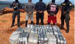 Atrapan a tres hombres con 414 paquetes de cocaína en Pedernales