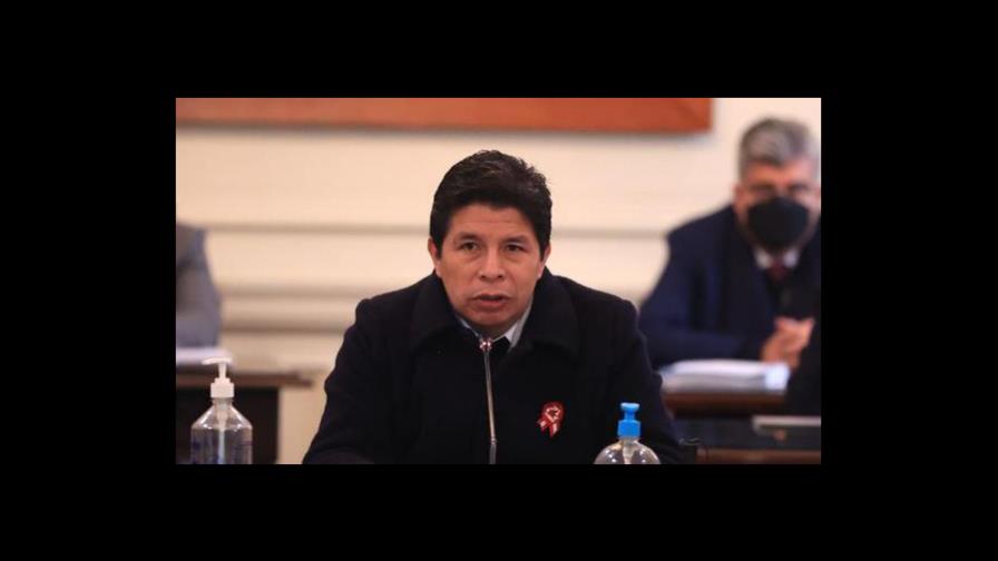 Pedro Castillo dice que justicia quiere detener a su esposa