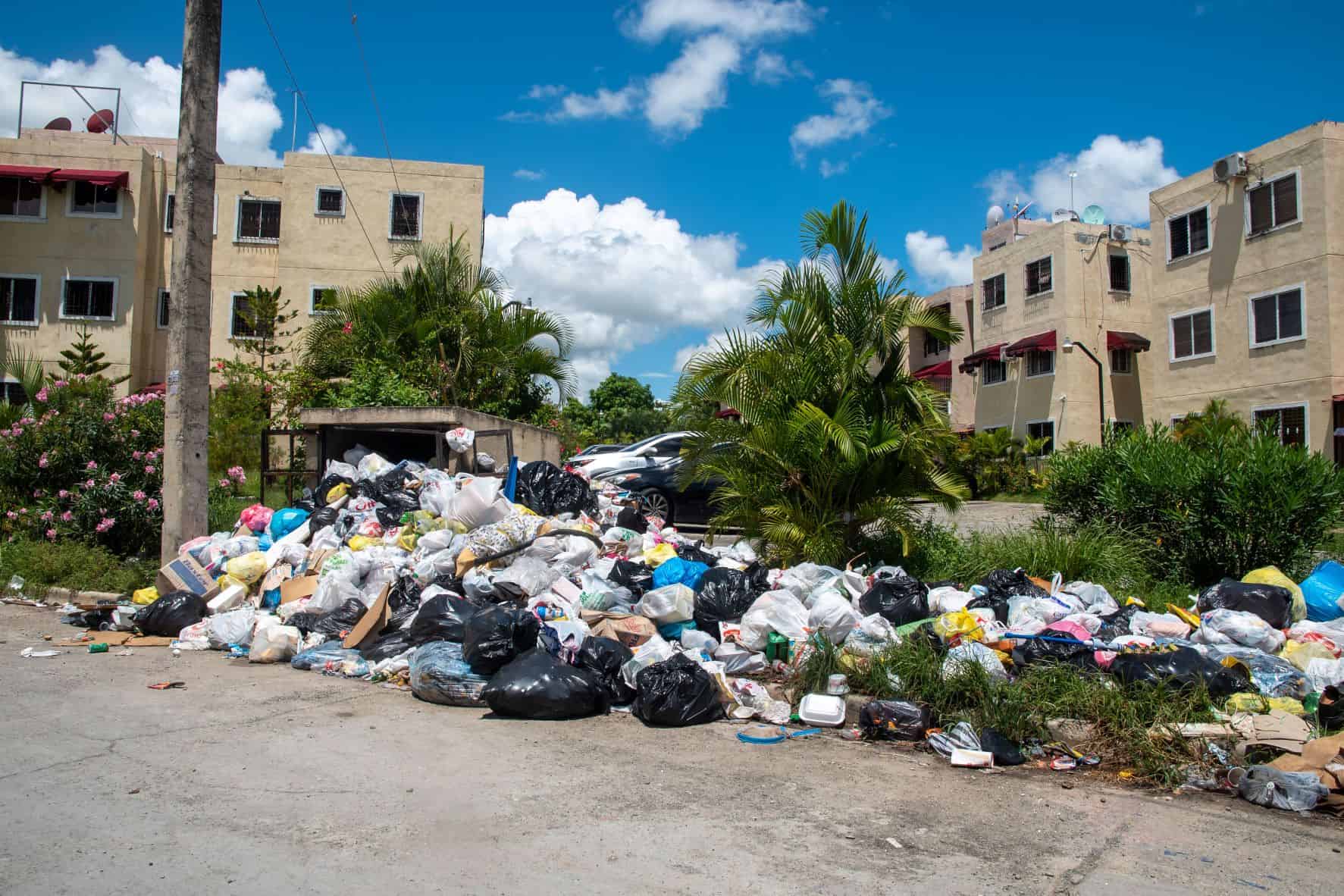 El mal olor y las moscas afectan a los moradores del residencial.