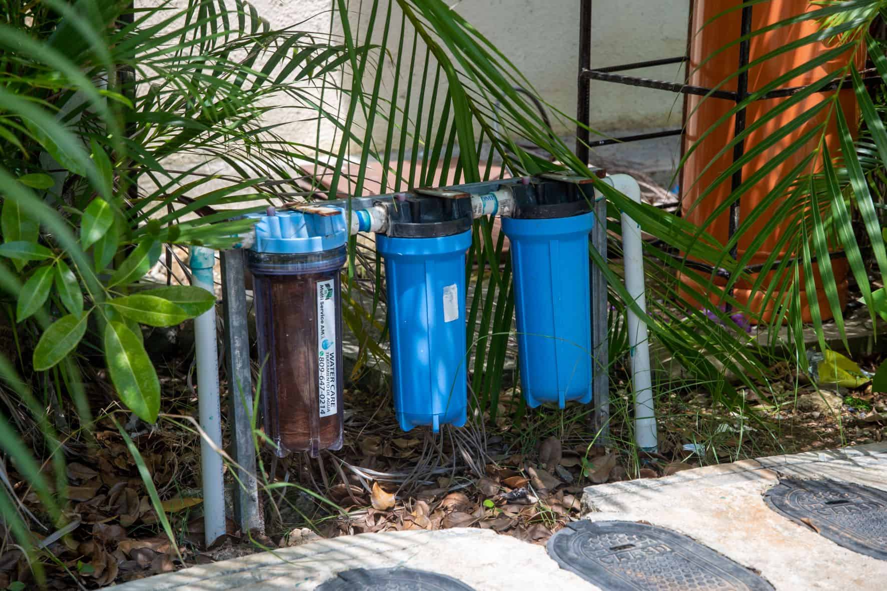 La gente se ve obligada a instalar estos filtros porque el agua les llega sucia y mal oliente, según los vecinos.  