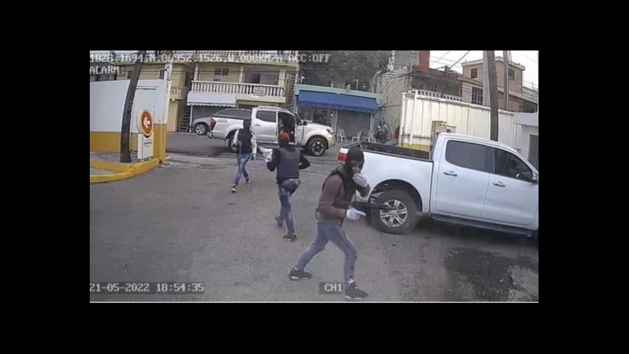 Policías capturan tres hombres por asalto a camión de valores en Los Mameyes Policías capturan tres hombres por asalto a camión de valores en Los Mameyes