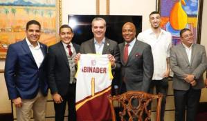 Abinader recibe representantes de Los Truenos del Distrito, campeones de la LND