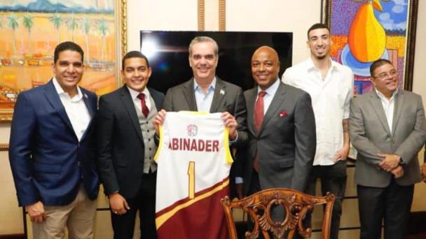 Abinader recibe representantes de Los Truenos del Distrito, campeones de la LND