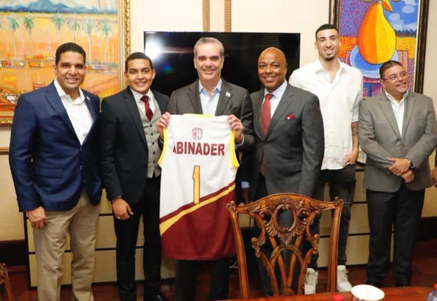 Abinader recibe representantes de Los Truenos del Distrito, campeones de la LND