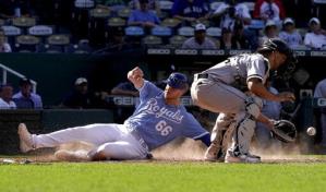 Reales vencen a Medias Blancas; Waters rompe el empate