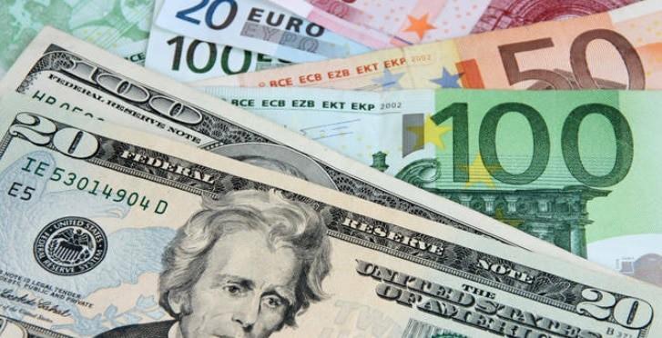 El euro volvió a caer brevemente por debajo del dólar