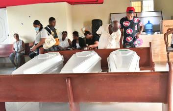 Mujeres asesinadas por cabo de la Policía son veladas en la misma iglesia