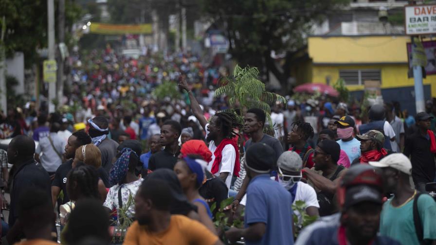 Miles de manifestantes haitianos exigen la dimisión de Ariel Henry Miles de manifestantes haitianos exigen la dimisión de Ariel Henry