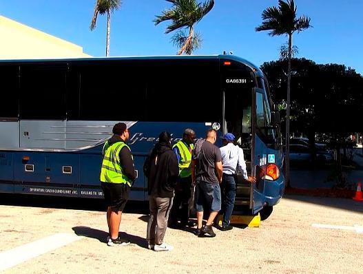 Florida contempla enviar autobuses con migrantes al estado de Biden, Delaware