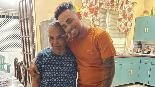Video | Tras críticas, Ozuna le regala casa a su abuela dominicana